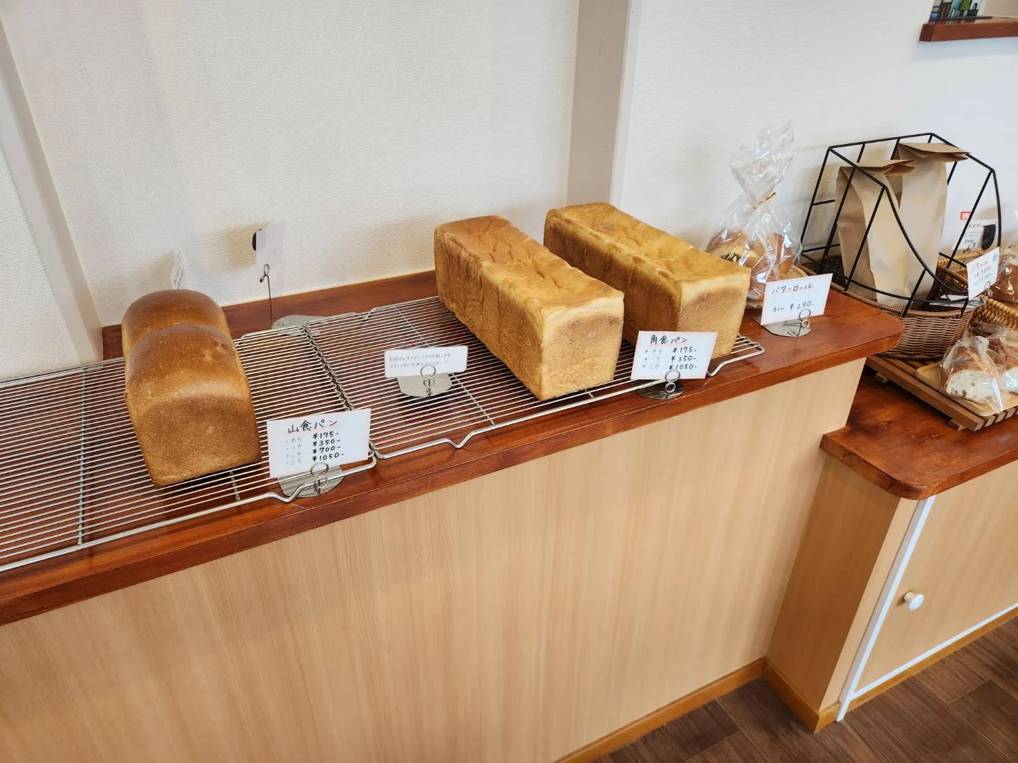 木の棚の中央から右側に並ぶ、四角い角食パン