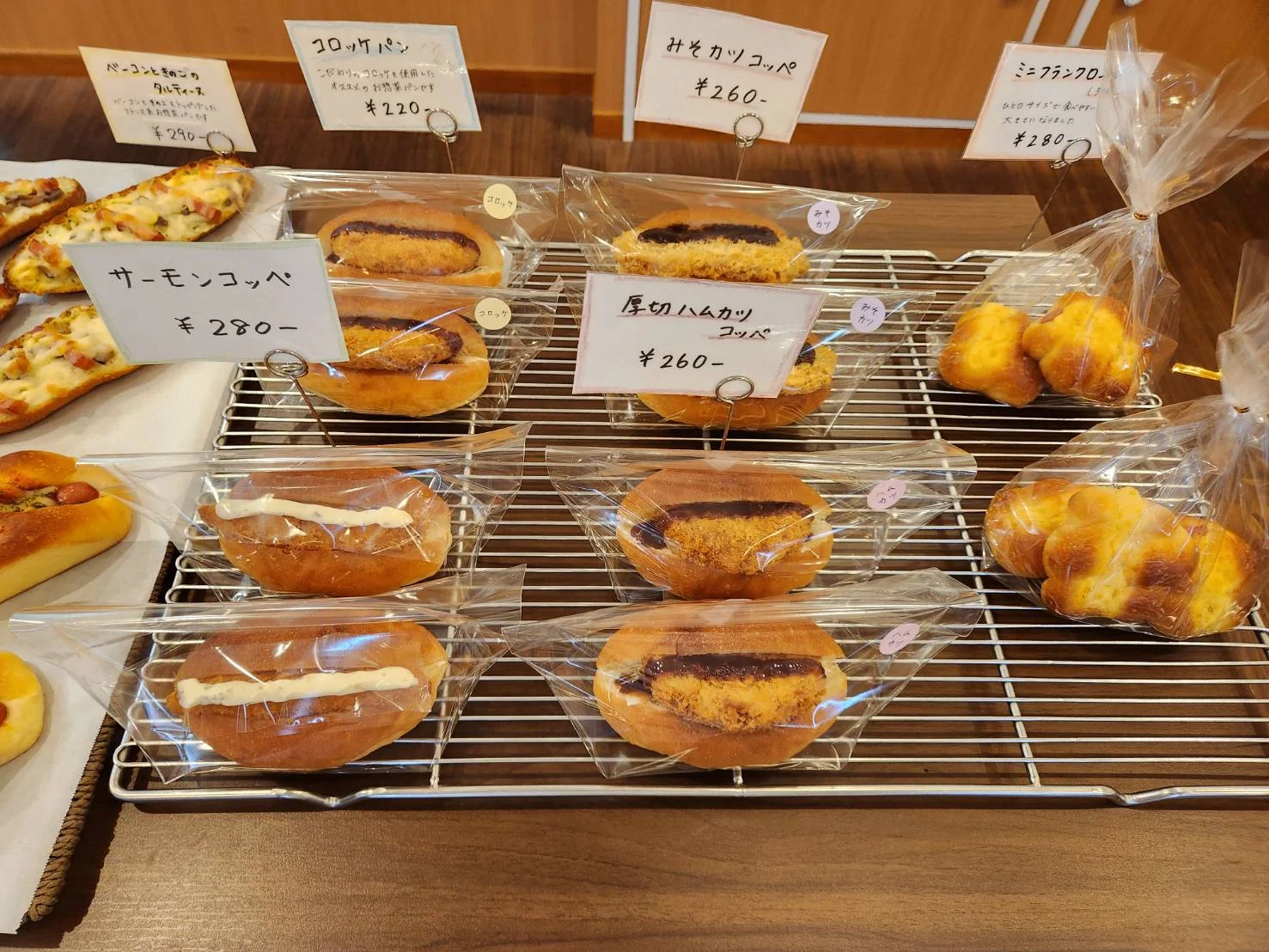 サーモンやコロッケなど、さまざまな具材のコッペパンが並ぶ売り場